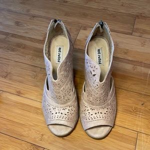 not rated; 7; heels; almost new